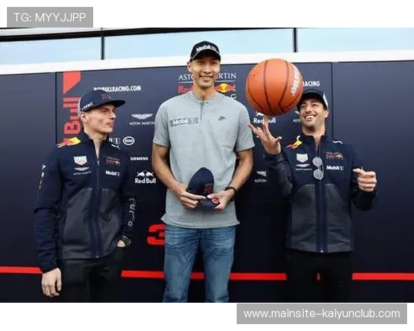 易建联现场观战引全场欢呼 易建联现场观战引全场欢呼