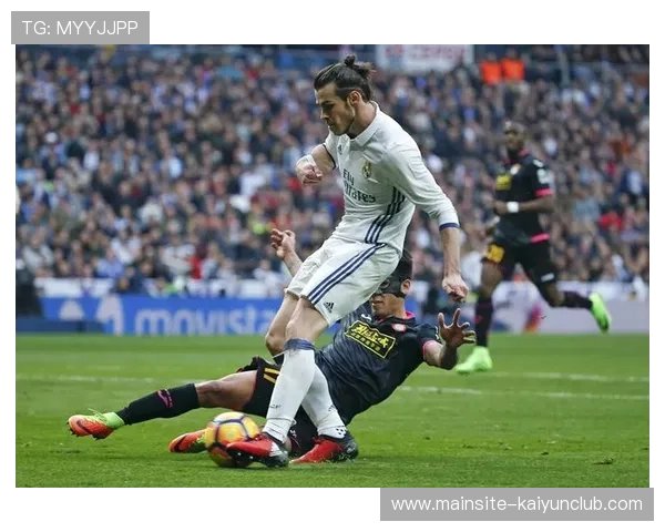 皇家马德里外线连续强攻打穿两层区域制造绝佳时机 皇家马德里外线连续强攻打穿两层区域制造绝佳时机