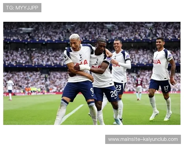 热刺依靠右路传中形成多次威胁并得分,展现进攻魅力 热刺依靠右路传中形成多次威胁并得分,展现进攻魅力