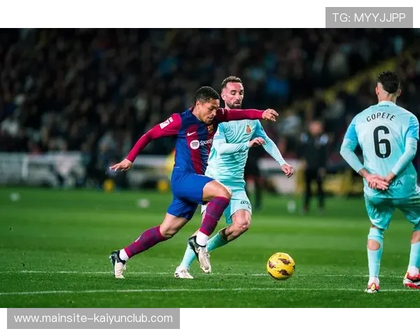 西甲巴萨右路传中精准,头球终结得分的致胜艺术 西甲巴萨右路传中精准,头球终结得分的致胜艺术